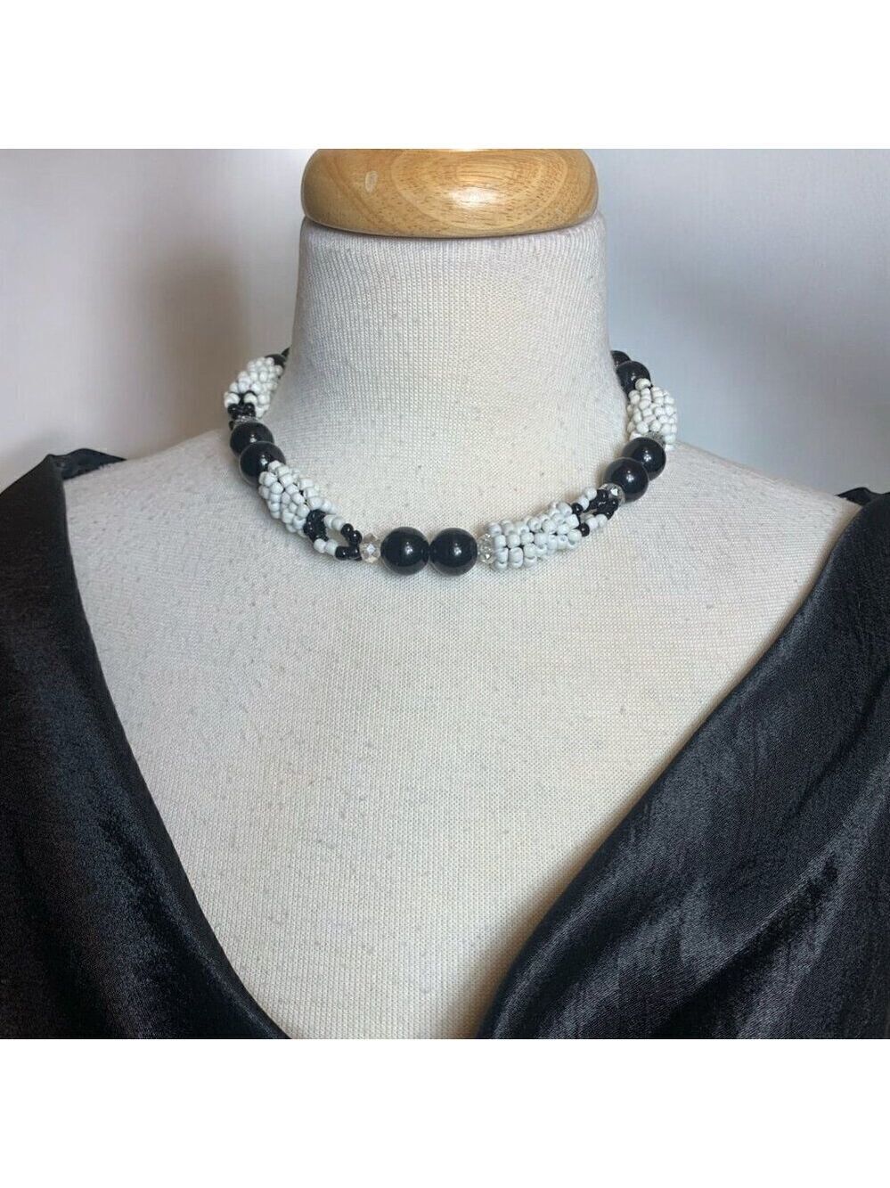 TENG YUE Black White Glass Bead Necklace Vintage
